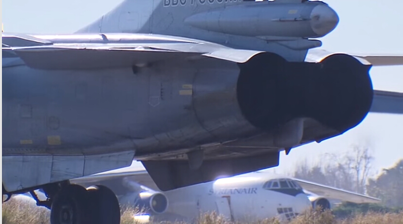 俄军发布苏-24M投弹及空袭IS露天油库视频