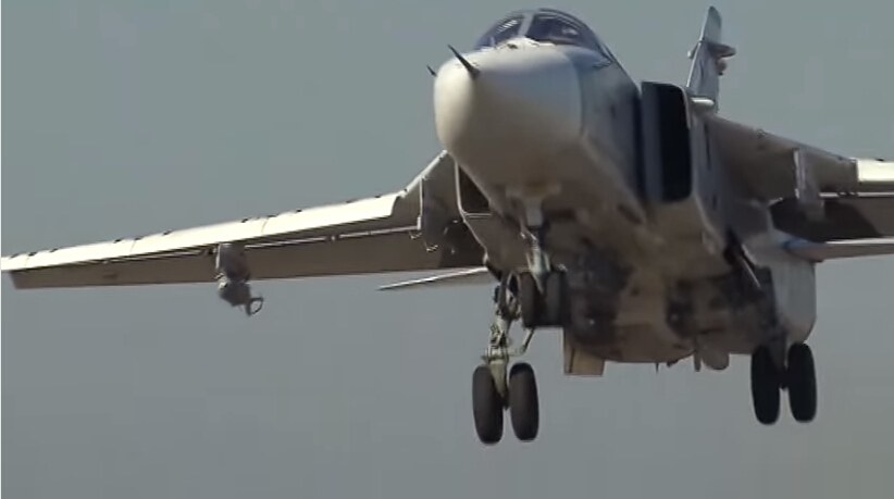 俄军发布苏-24M投弹及空袭IS露天油库视频