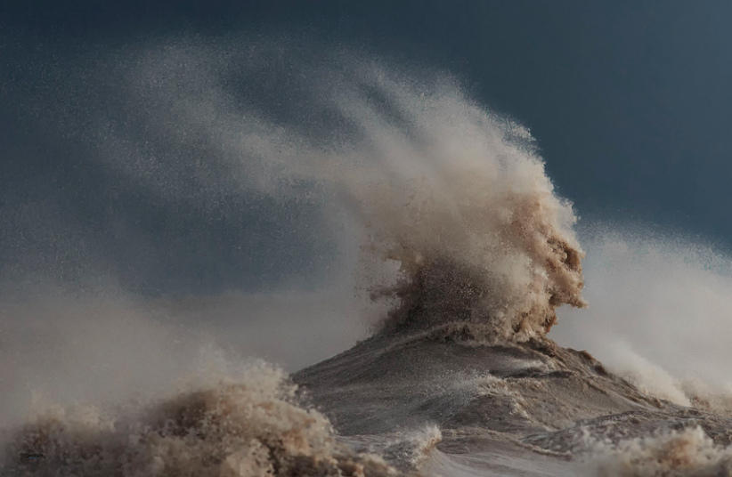 极端天气引发加拿大伊利湖惊涛骇浪 变湖为&ldquo;海&rdquo;