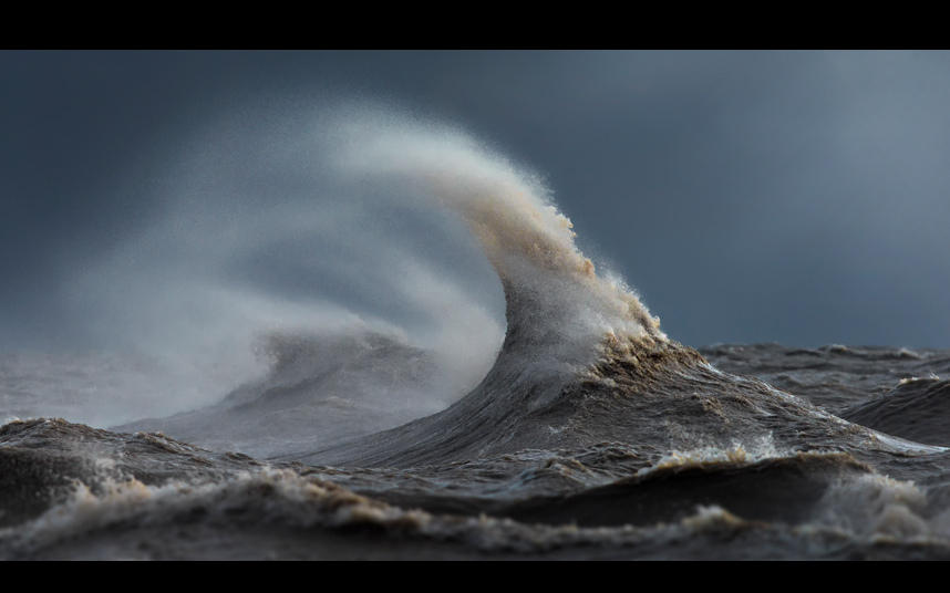 极端天气引发加拿大伊利湖惊涛骇浪 变湖为&ldquo;海&rdquo;