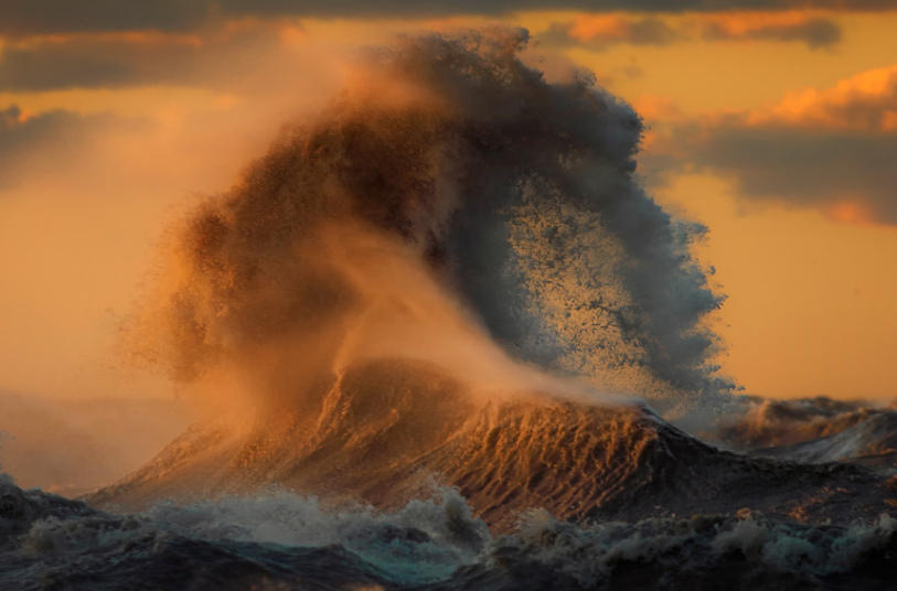 极端天气引发加拿大伊利湖惊涛骇浪 变湖为&ldquo;海&rdquo;