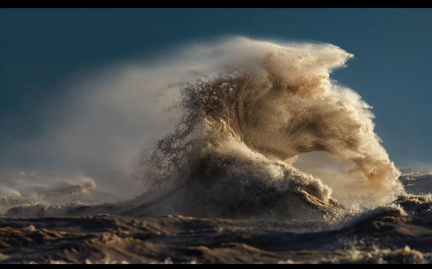 极端天气引发加拿大伊利湖惊涛骇浪 变湖为&ldquo;海&rdquo;