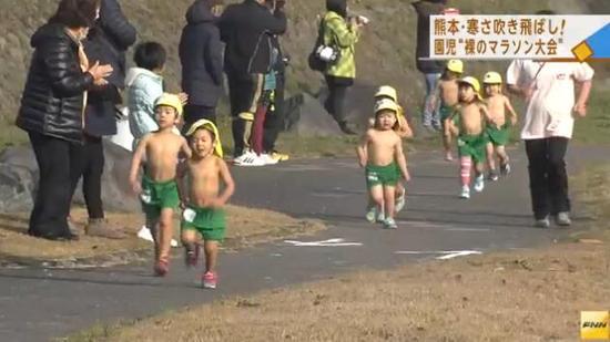 日本幼儿园冬天举办赤膊路跑，这种意志锻炼中国父母该学吗？