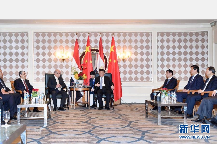 当地时间1月20日晚,刚刚抵达开罗的国家主席习近平在下榻酒店会见埃及总理伊斯梅尔。 新华社记者 张铎 摄 当地时间1月20日晚,刚刚抵达开罗的国家主席习近平在下榻酒店会见埃及总理伊斯梅尔。 新华社记者 张铎 摄