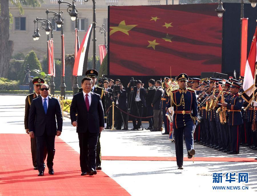 1月21日，国家主席习近平在开罗库巴宫同埃及总统塞西举行会谈。会谈前，习近平出席塞西在库巴宫广场举行的盛大欢迎仪式。 新华社记者饶爱民 摄 