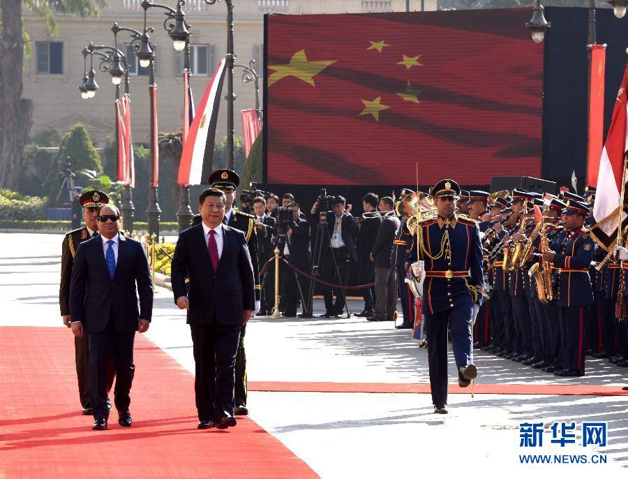 1月21日,国家主席习近平在开罗库巴宫同埃及总统塞西举行会谈。会谈前,习近平出席塞西在库巴宫广场举行的盛大欢迎仪式。 新华社记者饶爱民 摄 1月21日,国家主席习近平在开罗库巴宫同埃及总统塞西举行会谈。会谈前,习近平出席塞西在库巴宫广场举行的盛大欢迎仪式。 新华社记者饶爱民 摄