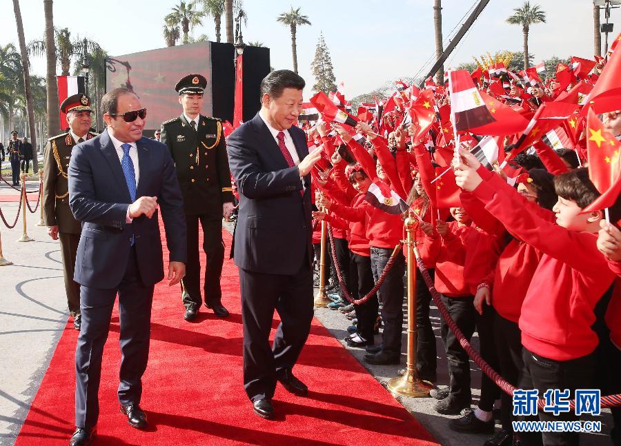1月21日，国家主席习近平在开罗库巴宫同埃及总统塞西举行会谈。会谈前，习近平出席塞西在库巴宫广场举行的盛大欢迎仪式。 新华社记者姚大伟 摄 