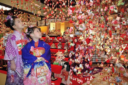 日本人偶挂饰节炫目缤纷华丽预示新年良缘（图）