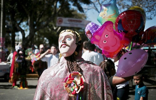 圣塞巴斯蒂安节庆祝活动:头戴面具身着盛装(图)
