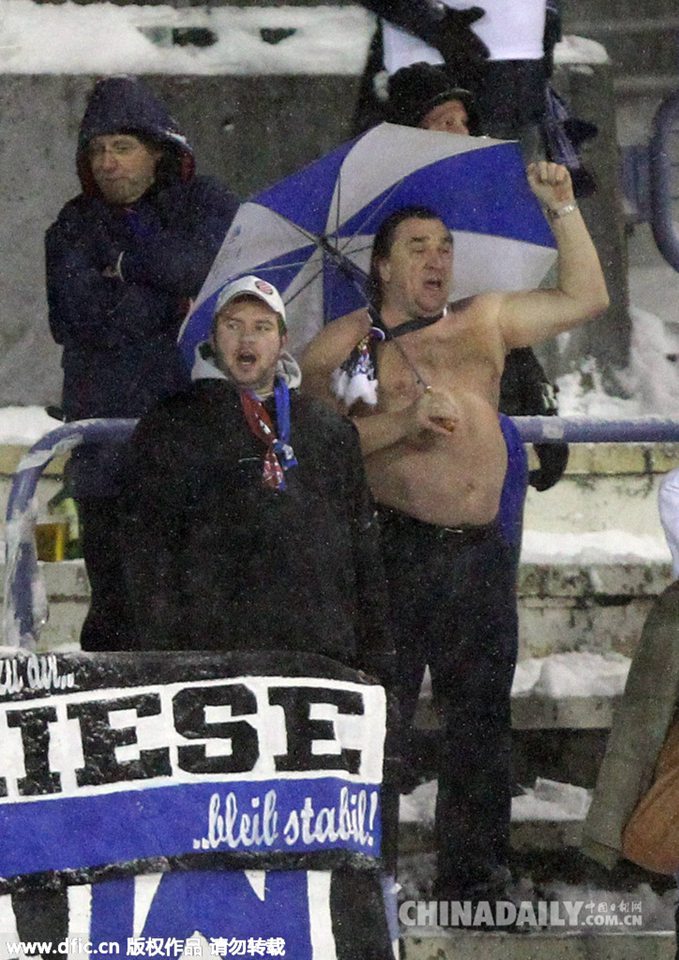 有种不怕冷的耐寒生物叫&ldquo;球迷&rdquo;