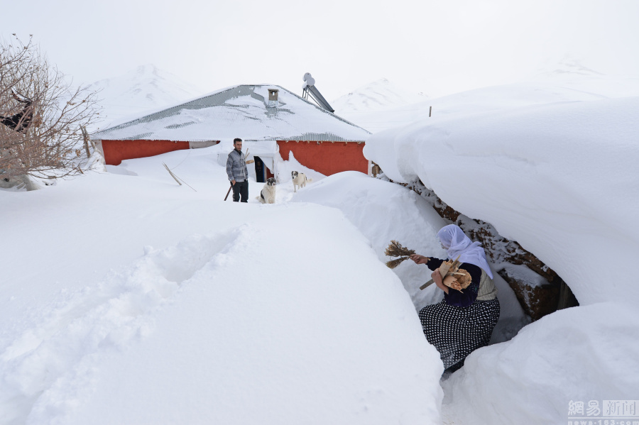 土耳其大雪淹没房屋 民众&ldquo;挖地道&rdquo;出行