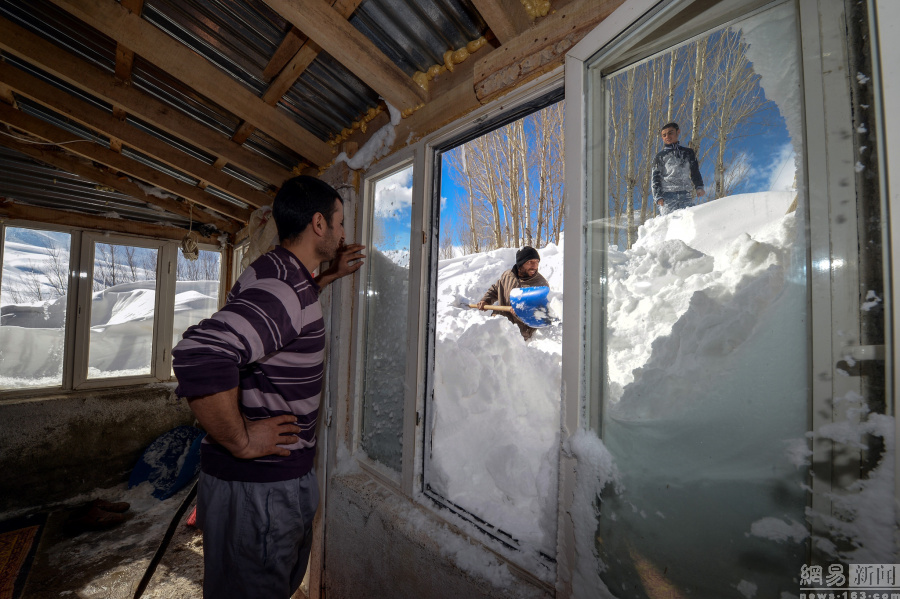 土耳其大雪淹没房屋 民众&ldquo;挖地道&rdquo;出行