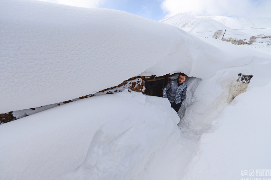 土耳其大雪淹没房屋 民众&ldquo;挖地道&rdquo;出行