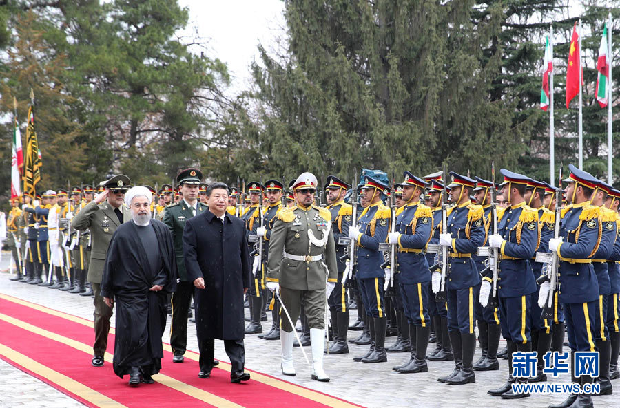 1月23日，国家主席习近平同伊朗总统鲁哈尼在德黑兰萨德阿巴德王宫举行会谈。这是会谈前，习近平主席出席鲁哈尼总统举行的隆重欢迎仪式。新华社记者 马占成 摄