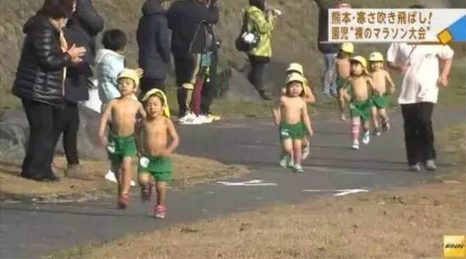 日本幼儿园裸跑孩子冻哭
