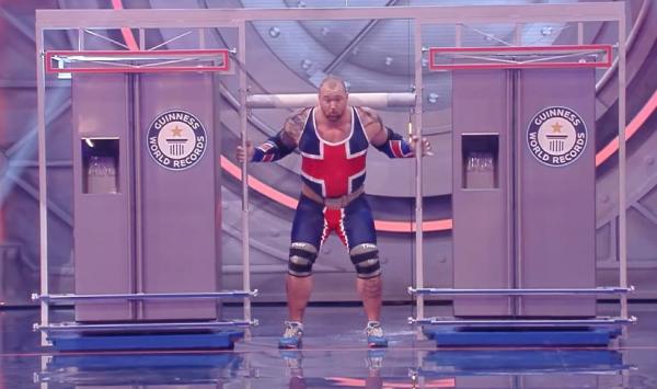 【环球网综合报道】据美国合众国际社1月19日报道,吉尼斯世界纪录的项目可谓是精彩纷呈,近日,就有一项奇特的世界纪录被打破。曾在《权利的游戏》中饰演“魔山”一角的大力士演员哈弗托尔·布扬松(Hafthor Bjornsson)肩挑两台总重992磅(约合450公斤)的冰箱,前进了20多米。