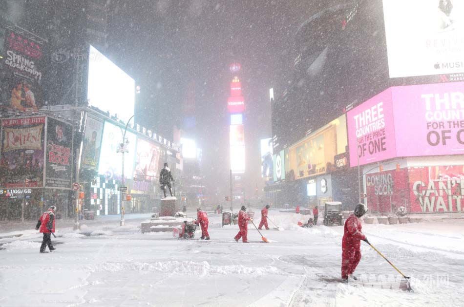 美国遭遇暴风雪袭击 时报广场飞雪飘零