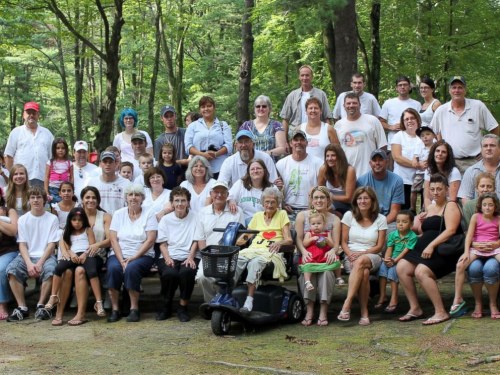 瞧这一大家子！美夫妇结婚68年迎第101个孙辈（图）