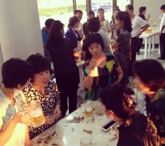 揭秘朝鲜人娱乐生活:泡吧喝酒吃薯条汉堡