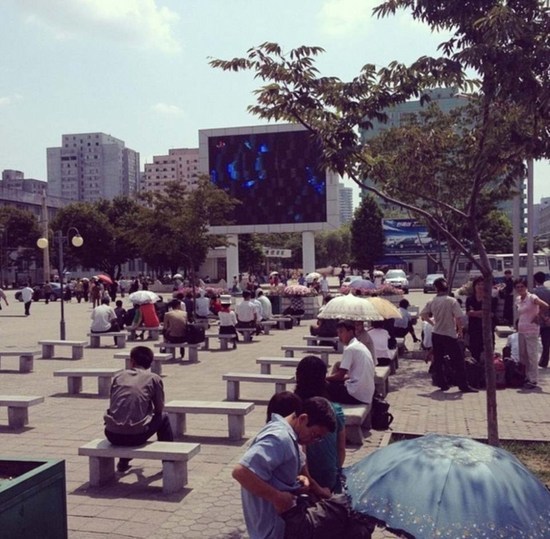 揭秘朝鲜人娱乐生活:泡吧喝酒吃薯条汉堡