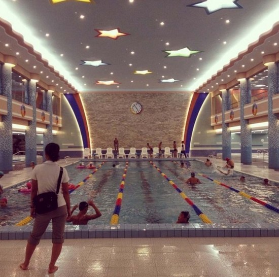 揭秘朝鲜人娱乐生活:泡吧喝酒吃薯条汉堡