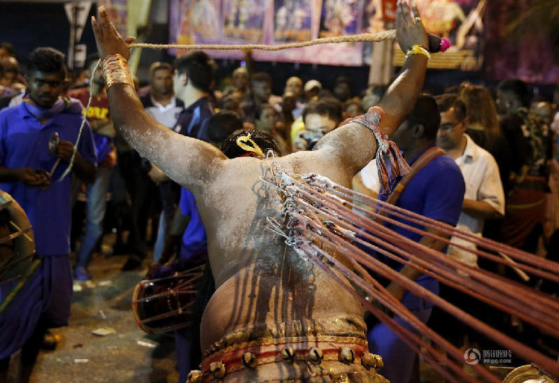 印度教徒庆祝大宝森节 上演惊险肉身穿刺