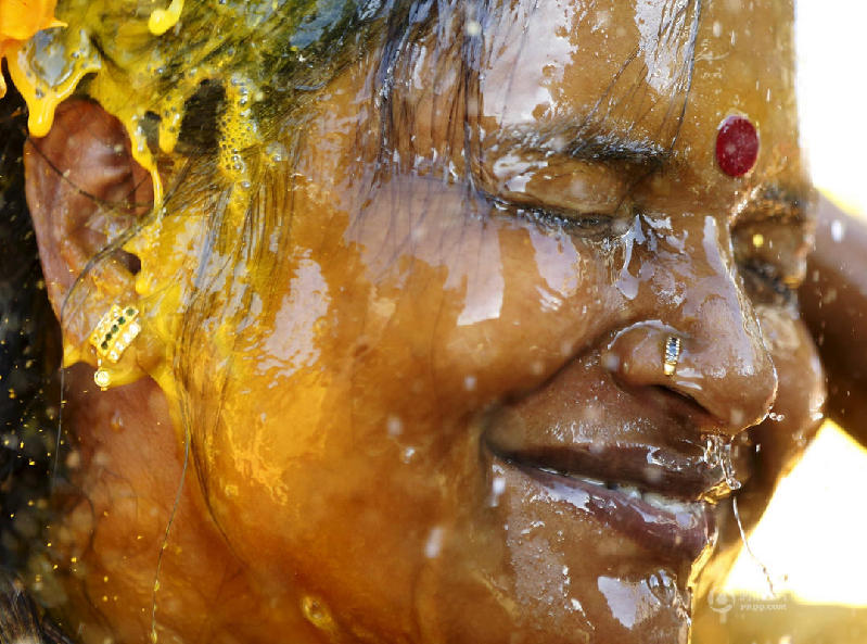 印度教徒庆祝大宝森节 上演惊险肉身穿刺