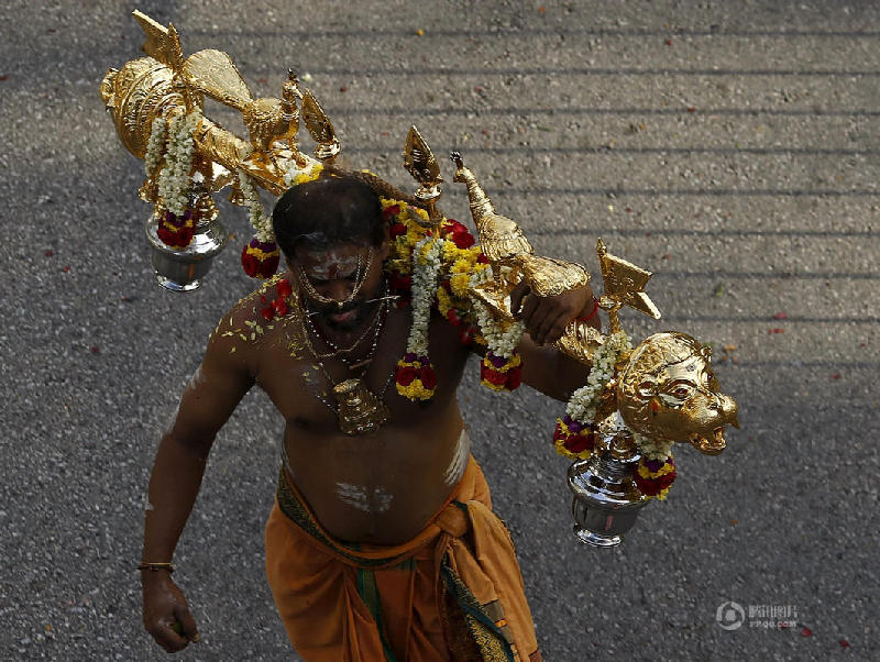 印度教徒庆祝大宝森节 上演惊险肉身穿刺