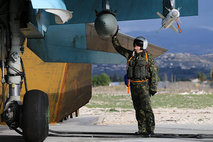 驻叙俄军战机全力轰炸IS分子 基地作战执勤照曝光