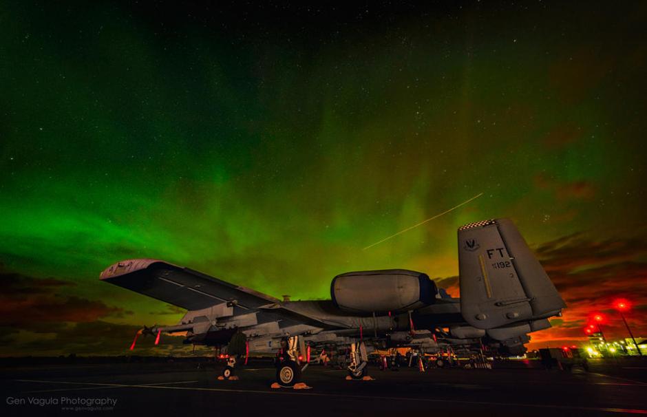 绚丽唯美！美军A-10攻击机夜伴北极光