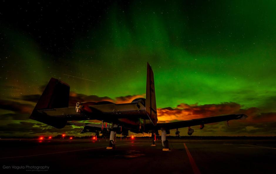 绚丽唯美！美军A-10攻击机夜伴北极光