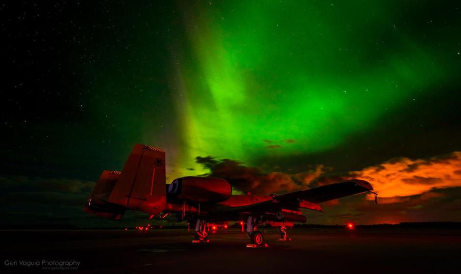 绚丽唯美！美军A-10攻击机夜伴北极光