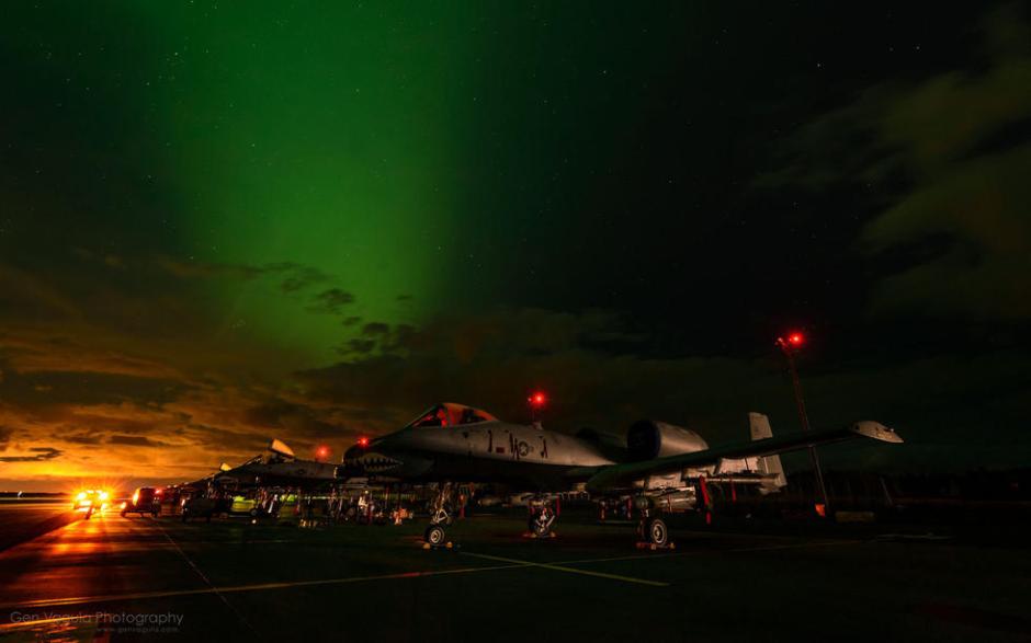 绚丽唯美！美军A-10攻击机夜伴北极光