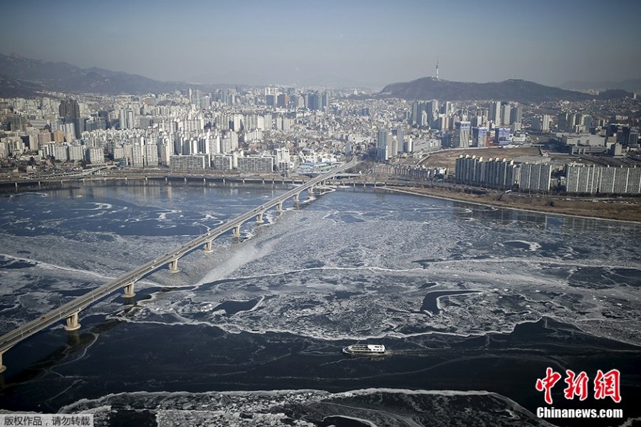 首尔遭遇15年来最低温 汉江大面积结冰