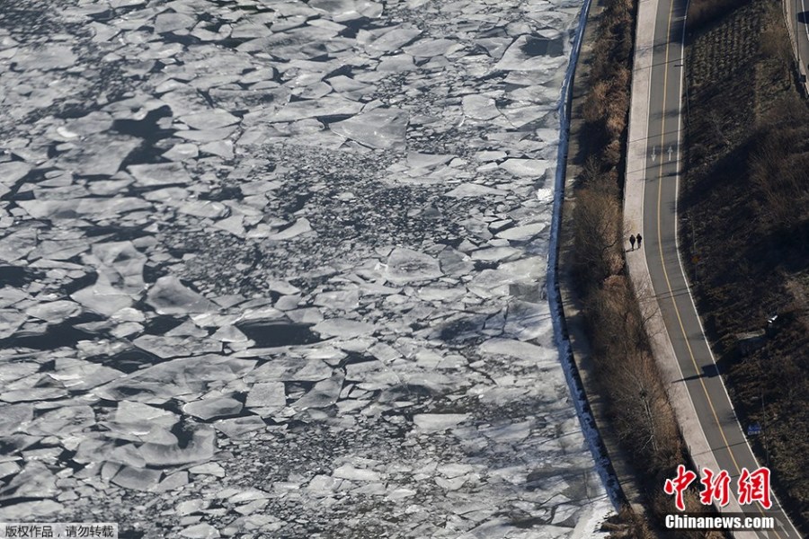 首尔遭遇15年来最低温 汉江大面积结冰