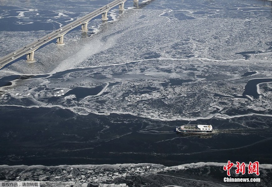 首尔遭遇15年来最低温 汉江大面积结冰