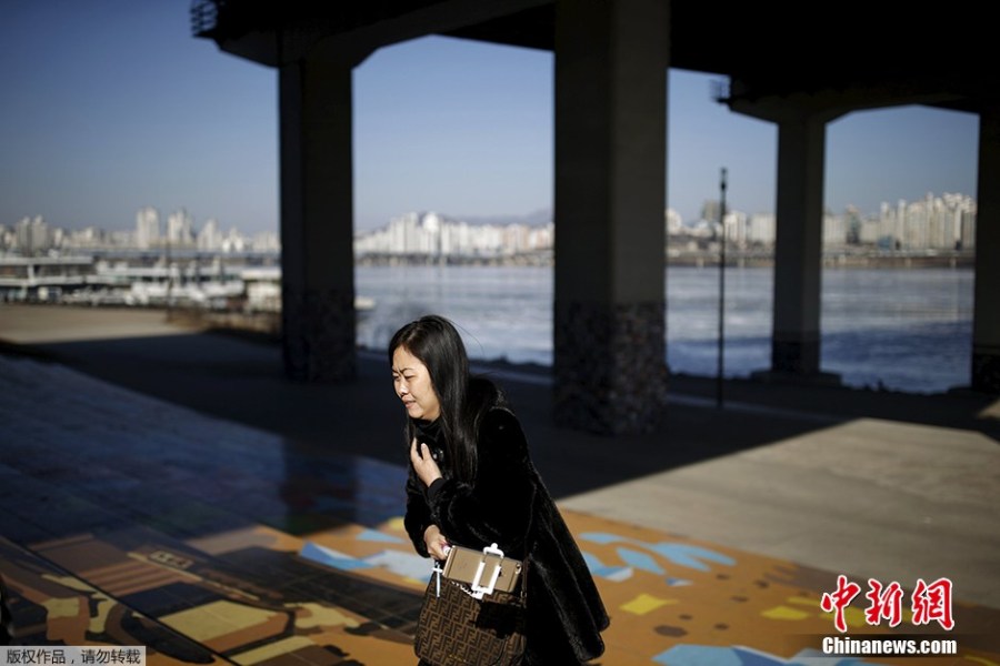 首尔遭遇15年来最低温 汉江大面积结冰