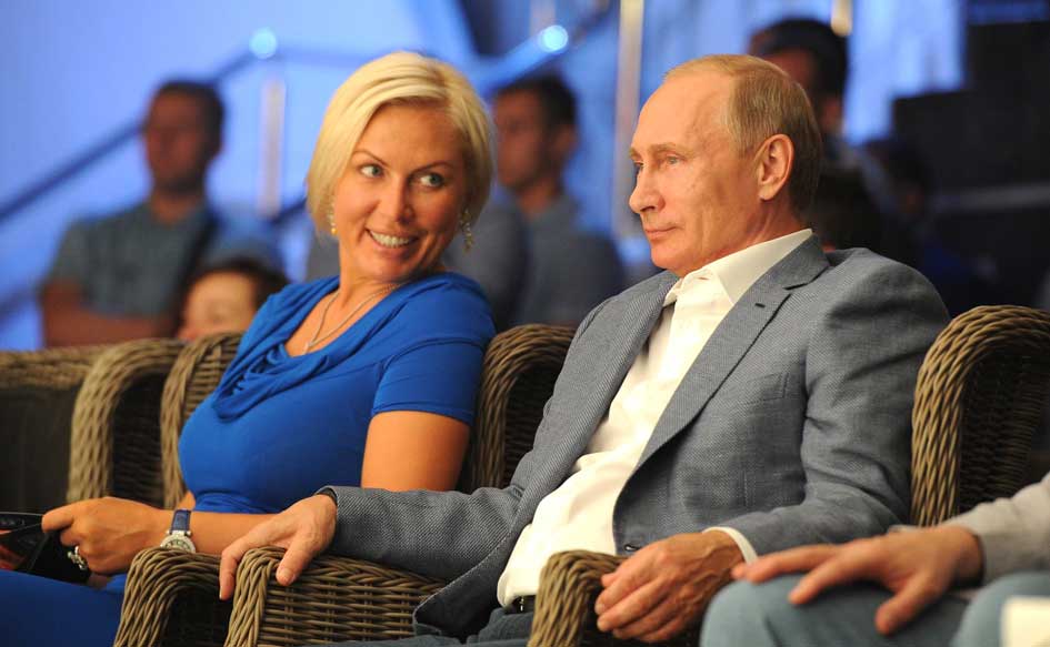 俄媒曝普京前妻柳德米拉已经再嫁改姓