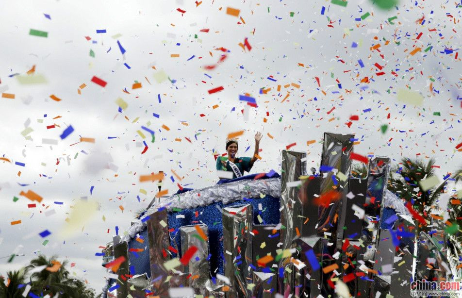 菲律宾环球小姐冠军归国 万人追捧场面震撼