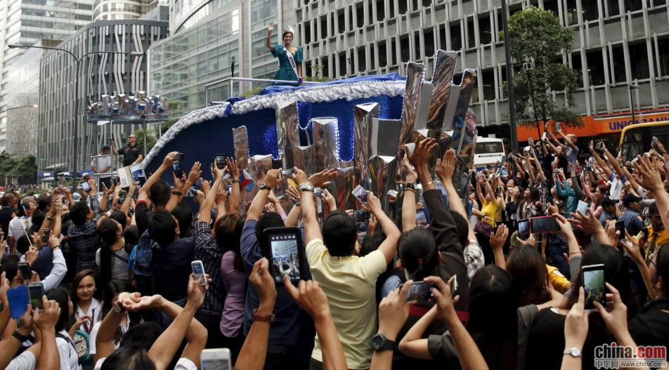 菲律宾环球小姐冠军归国 万人追捧场面震撼