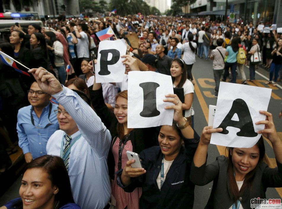 菲律宾环球小姐冠军归国 万人追捧场面震撼