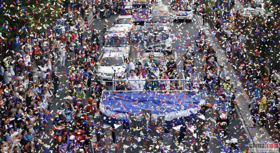 菲律宾环球小姐冠军归国 万人追捧场面震撼