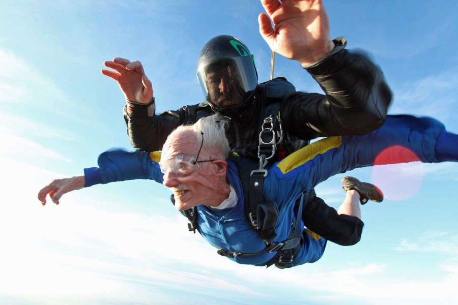 美国百岁老头四千米高空双人跳伞庆祝生日
