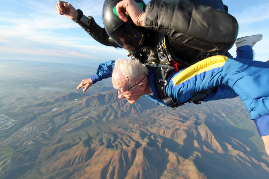 美国百岁老头四千米高空双人跳伞庆祝生日
