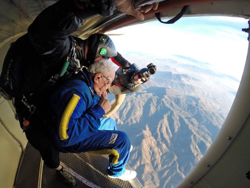 美国百岁老头四千米高空双人跳伞庆祝生日
