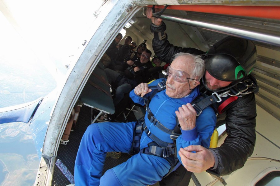 美国百岁老头四千米高空双人跳伞庆祝生日