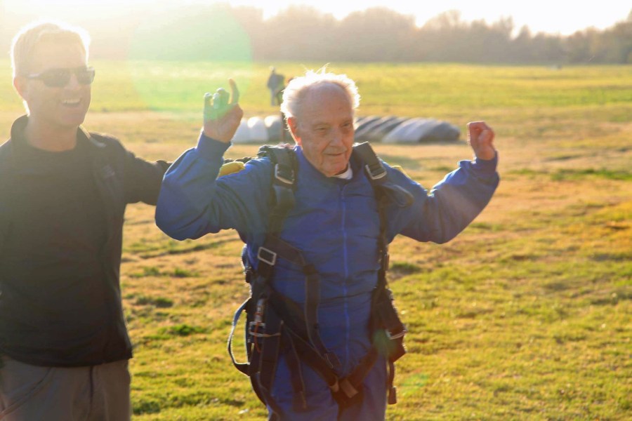 美国百岁老头四千米高空双人跳伞庆祝生日