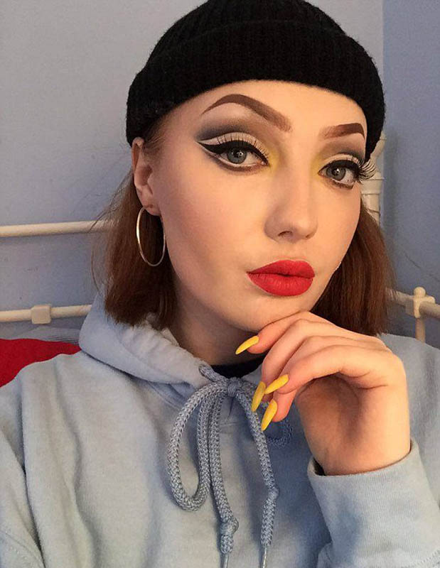 英国女孩化&ldquo;半面妆&rdquo;走红 化妆素颜对比引网友吐槽