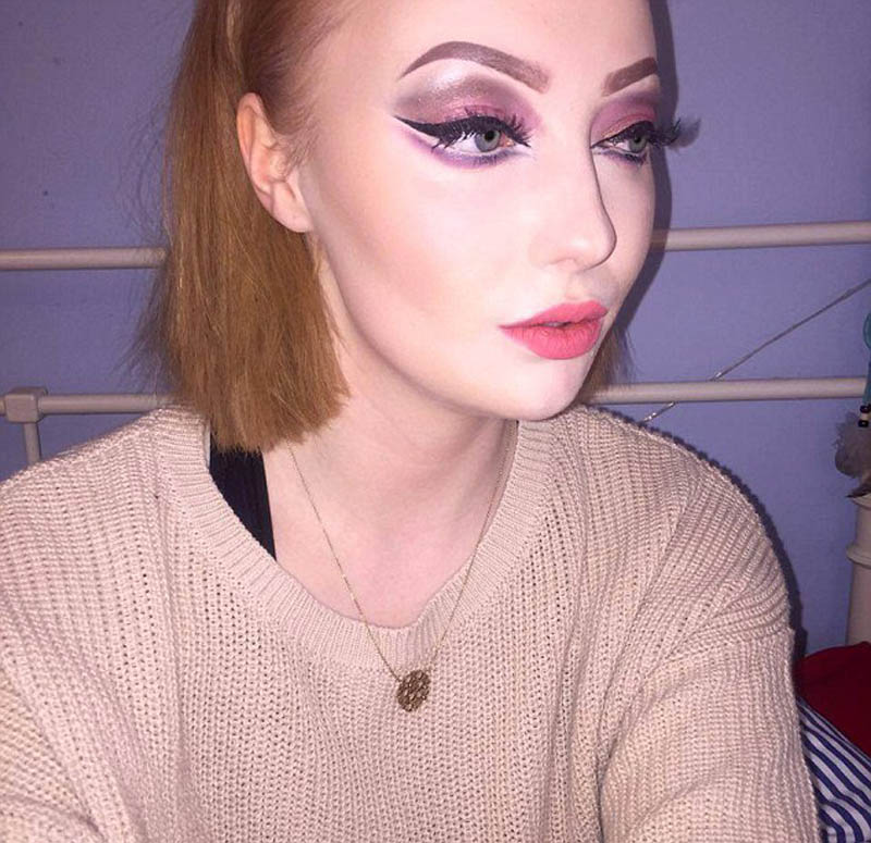 英国女孩化&ldquo;半面妆&rdquo;走红 化妆素颜对比引网友吐槽