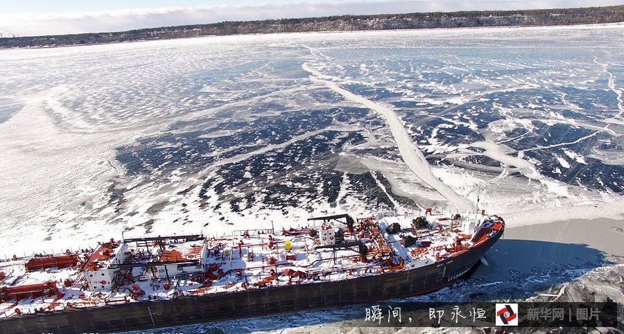 美国密歇根湖结冰困住巨轮 宛如灾难大片